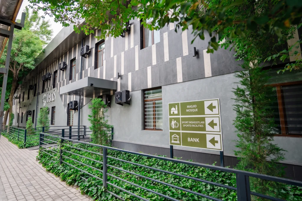 Здание IRIS HOTEL с улицы