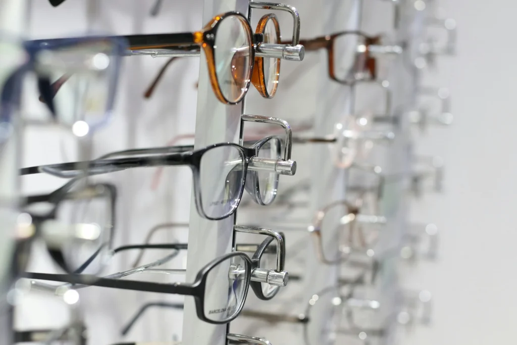 Витрина с оправами в салоне SAIF OPTICS